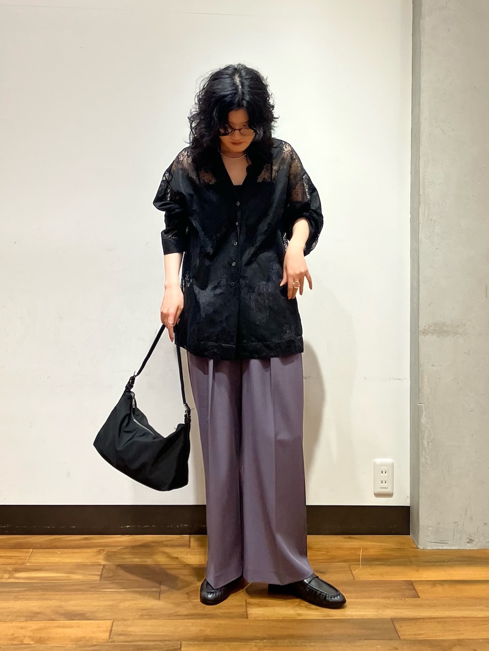 グレー系のその他パンツ、ブラック系のショルダーバッグ、ブラック系のローファーを着用したレディースの夏コーディネートの2枚目の写真
