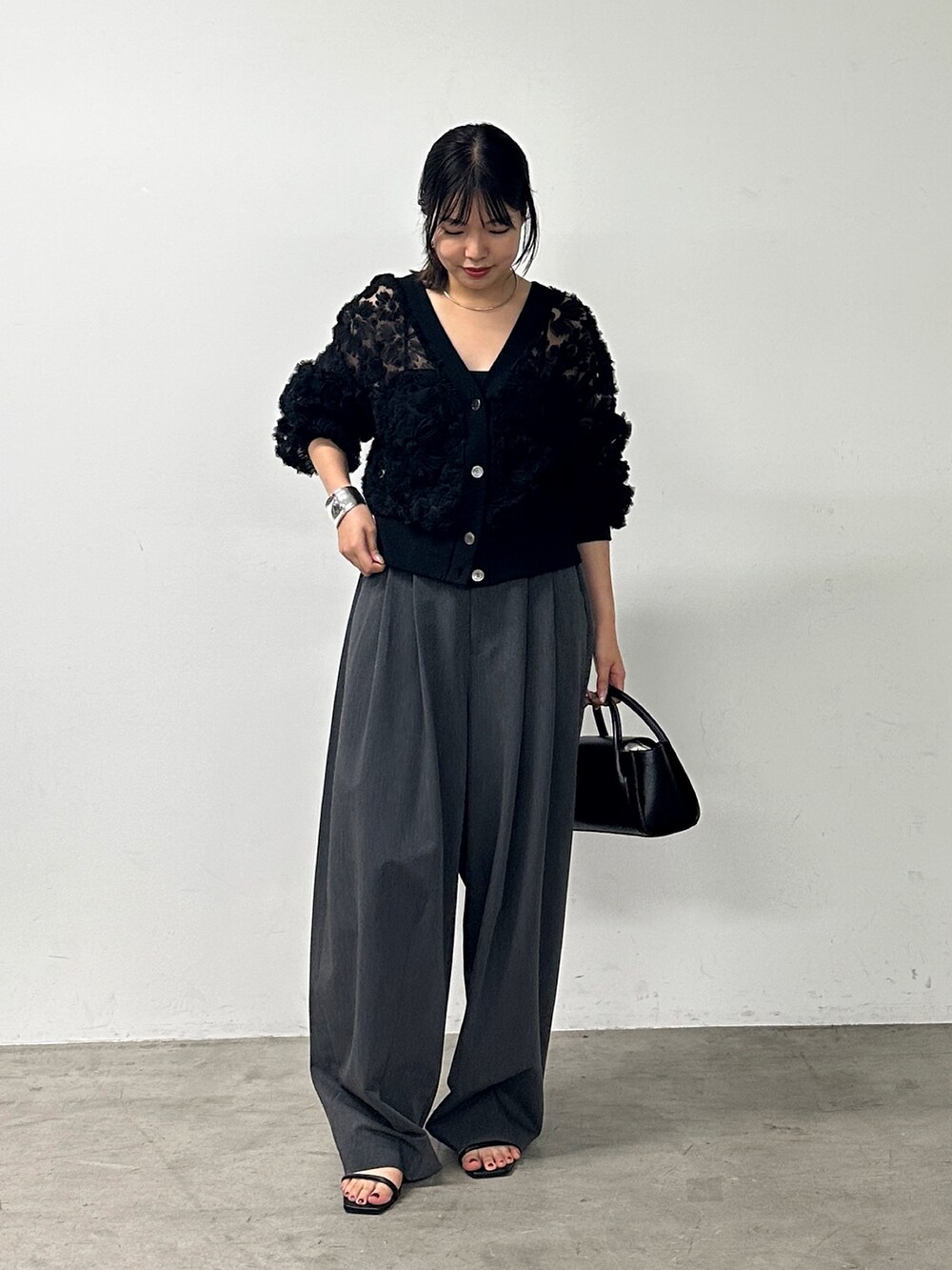 ブラック系のカーディガン/ボレロ、グレー系のその他パンツ、ブラック系のサンダルを着用したレディースの夏コーディネートの2枚目の写真