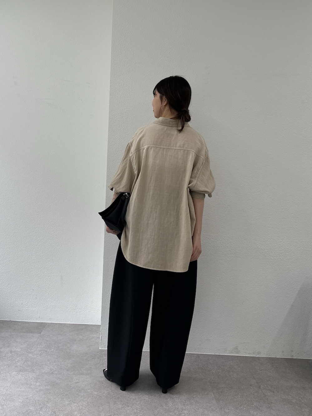 ベージュ系のシャツ/ブラウス、ブラック系のその他パンツ、ブラック系のショルダーバッグを着用したレディースの春コーディネートの4枚目の写真