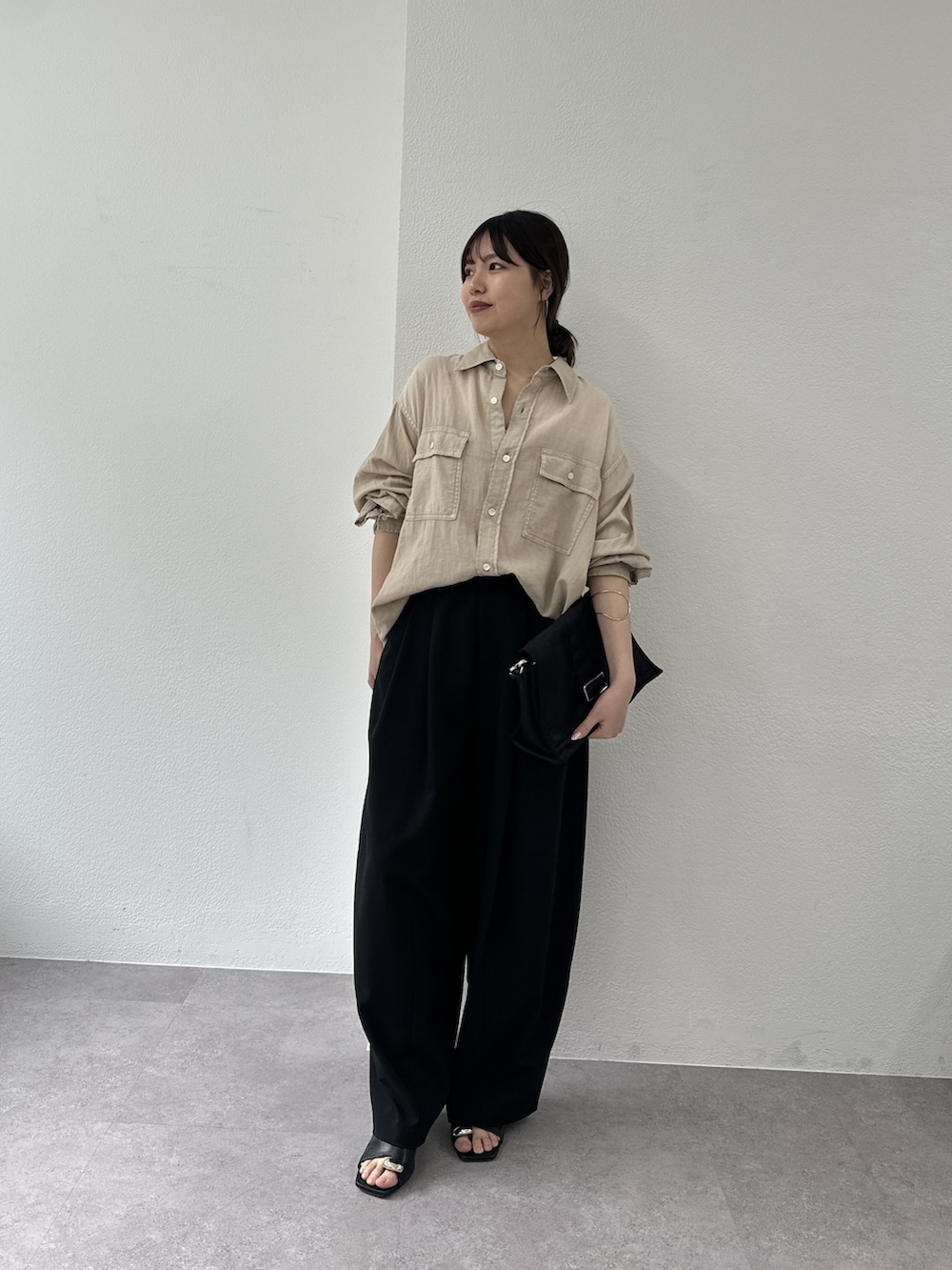 ベージュ系のシャツ/ブラウス、ブラック系のその他パンツ、ブラック系のショルダーバッグを着用したレディースの春コーディネートの2枚目の写真