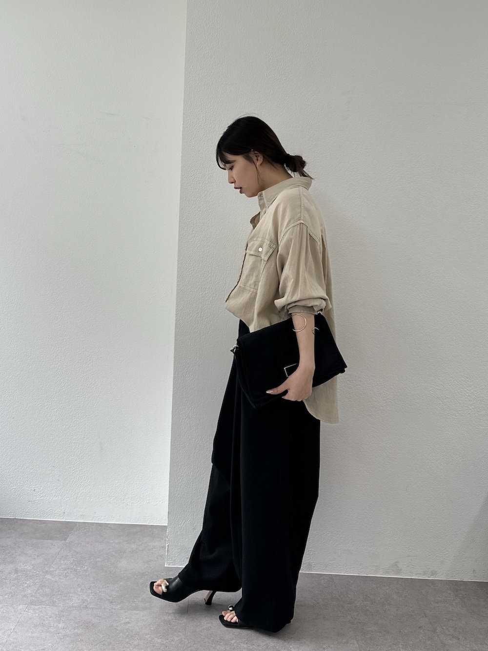 ベージュ系のシャツ/ブラウス、ブラック系のその他パンツ、ブラック系のショルダーバッグを着用したレディースの春コーディネートの3枚目の写真