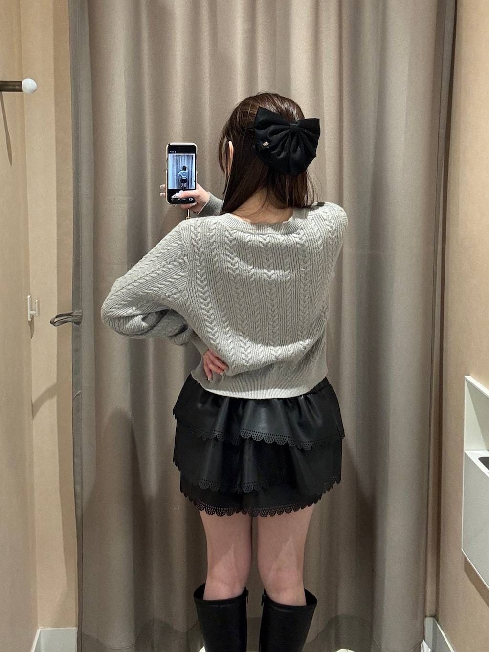 ブラック系のブーツ、グレー系のカーディガン/ボレロ、ブラック系のその他パンツを着用したレディースの冬コーディネートの4枚目の写真