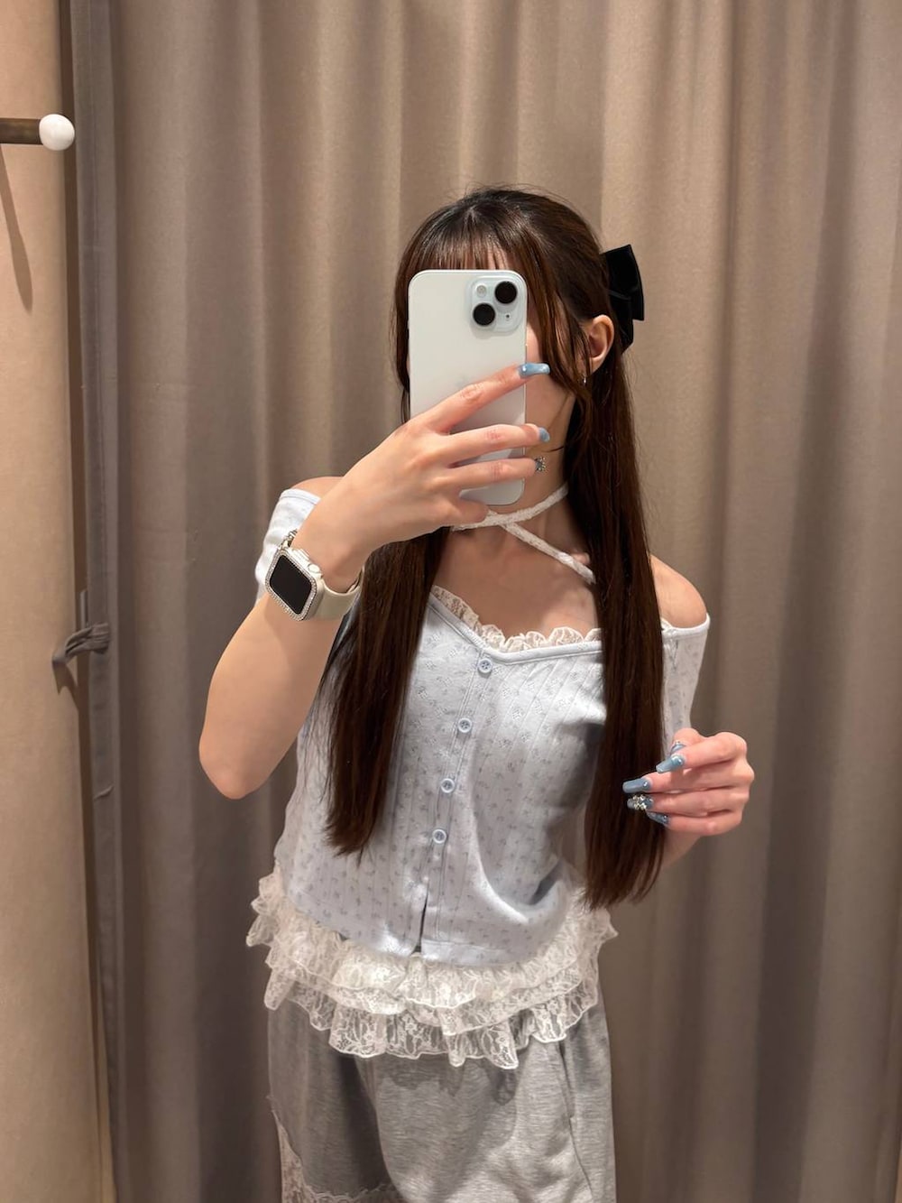 ホワイト系のショルダーバッグ、ブラック系のパンプス、ホワイト系のチューブトップを着用したレディースの夏コーディネートの6枚目の写真