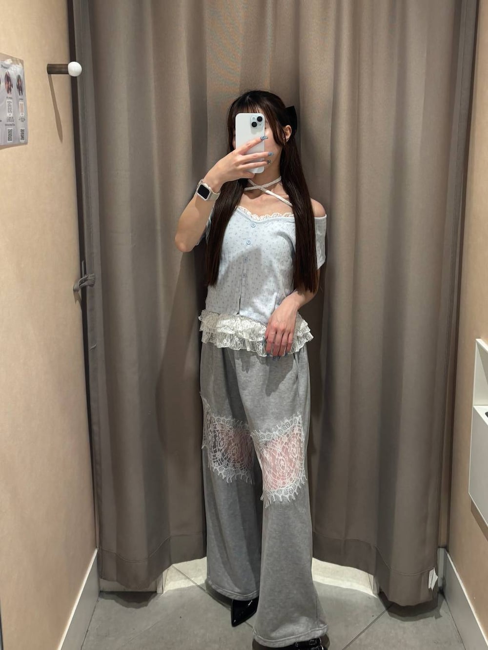 ホワイト系のショルダーバッグ、ブラック系のパンプス、ホワイト系のチューブトップを着用したレディースの夏コーディネートの5枚目の写真