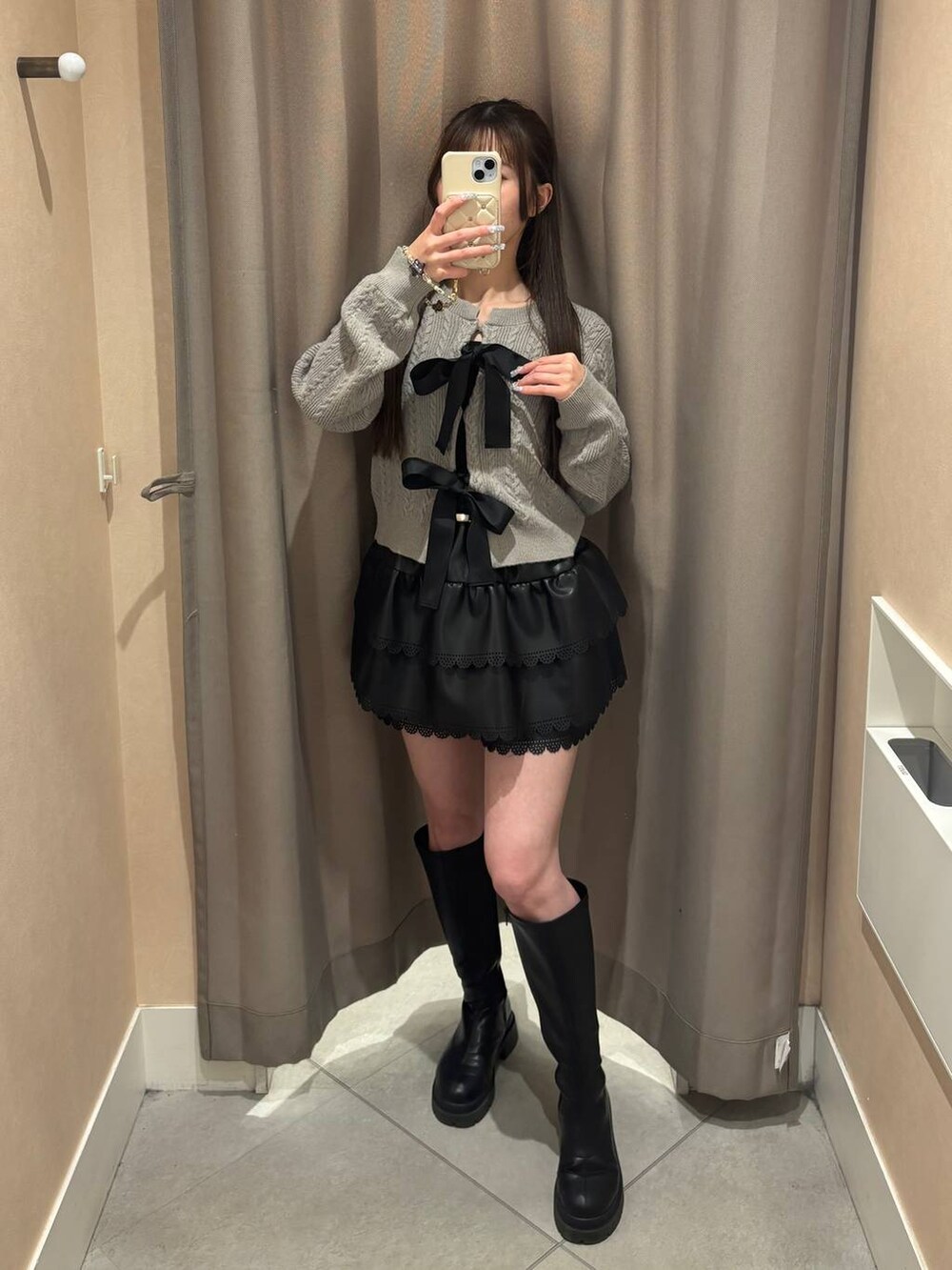 ブラック系のブーツ、グレー系のカーディガン/ボレロ、ブラック系のその他パンツを着用したレディースの冬コーディネートの5枚目の写真