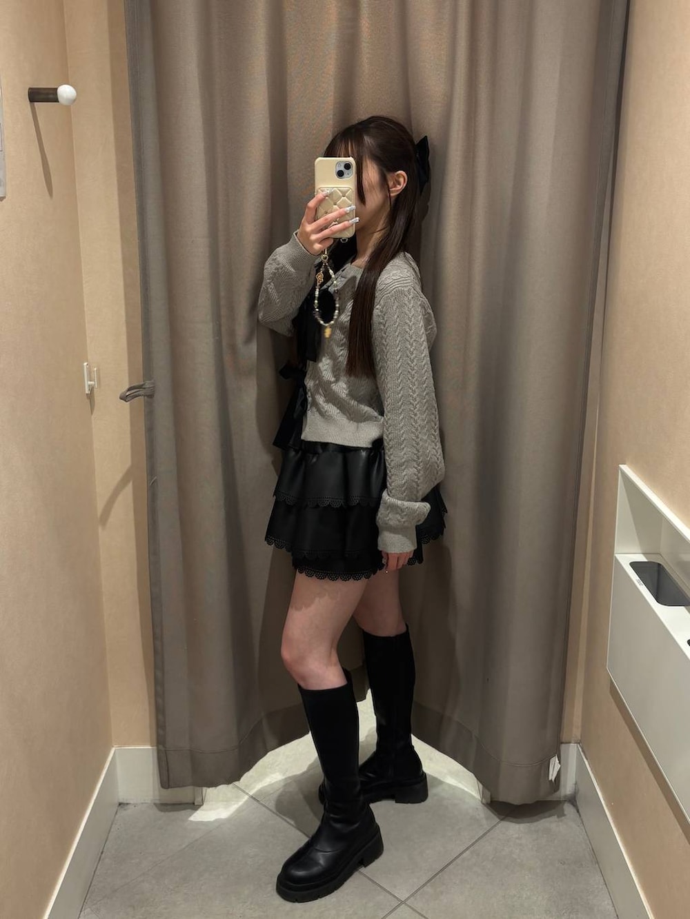 ブラック系のブーツ、グレー系のカーディガン/ボレロ、ブラック系のその他パンツを着用したレディースの冬コーディネートの2枚目の写真