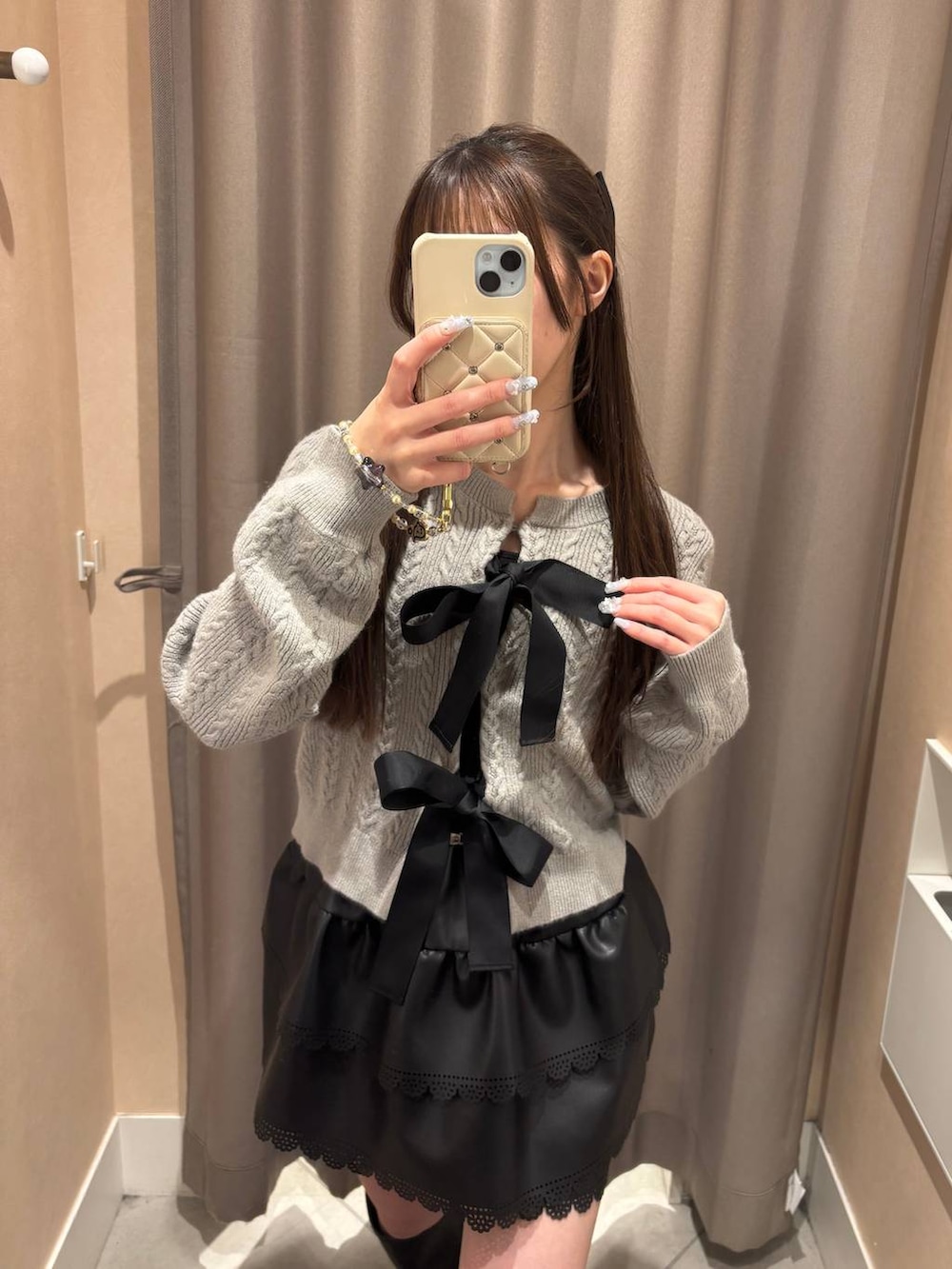 ブラック系のブーツ、グレー系のカーディガン/ボレロ、ブラック系のその他パンツを着用したレディースの冬コーディネートの3枚目の写真