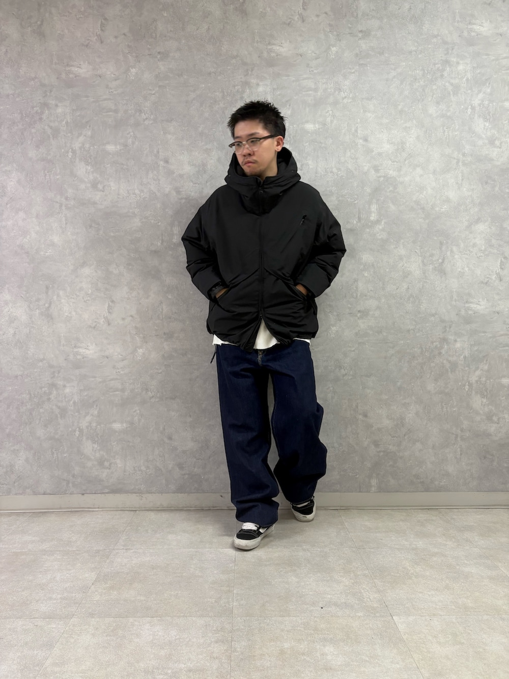 ブラック系のその他アウターを着用したメンズの秋コーディネートの2枚目の写真