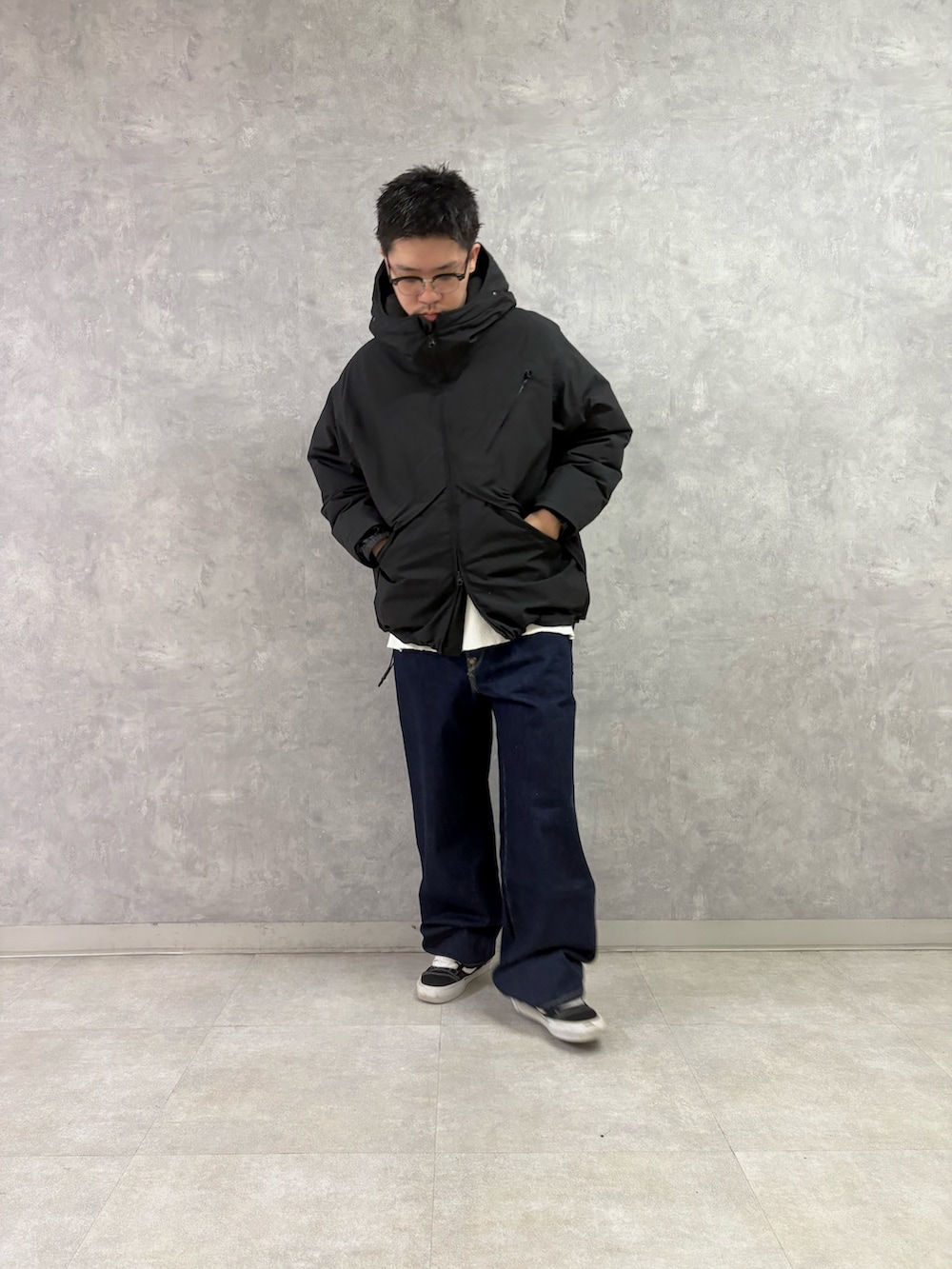 ブラック系のその他アウターを着用したメンズの秋コーディネートの5枚目の写真