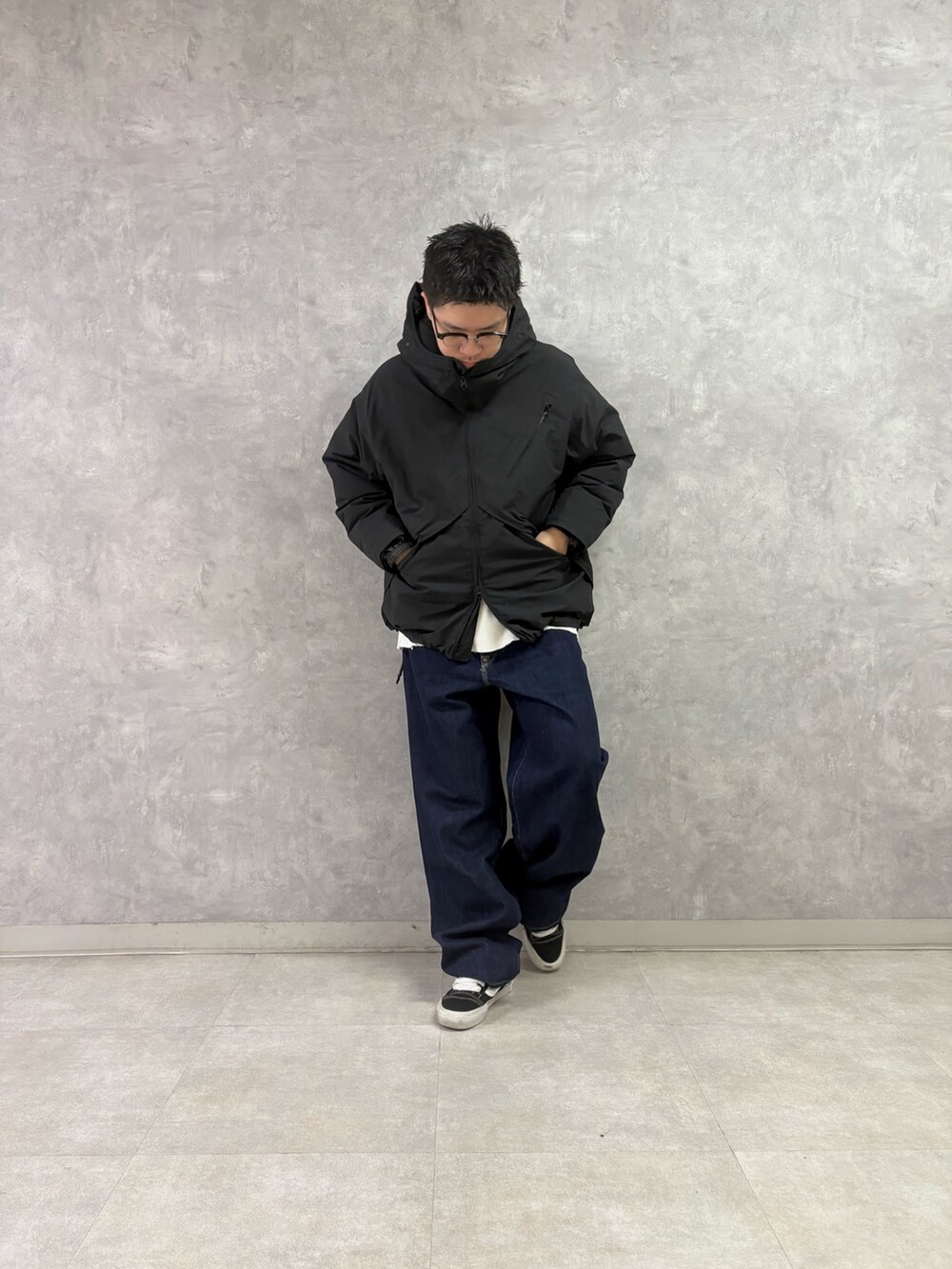 ブラック系のその他アウターを着用したメンズの秋コーディネートの4枚目の写真