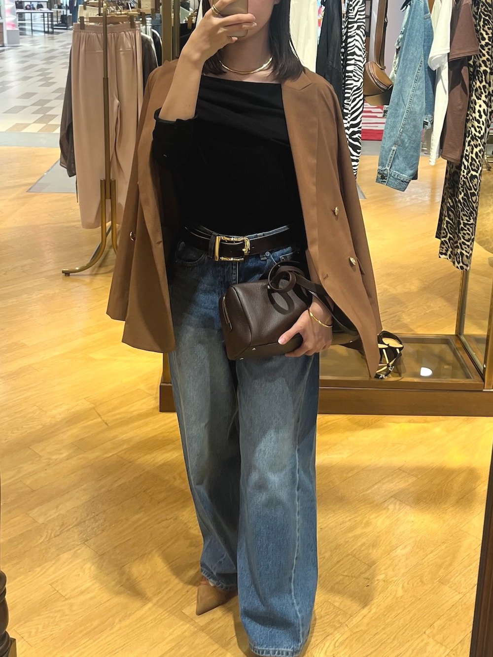 ブラック系のTシャツ/カットソー、ブラウン系のテーラードジャケット、ブルー系のデニムパンツを着用したレディースの夏コーディネートの3枚目の写真