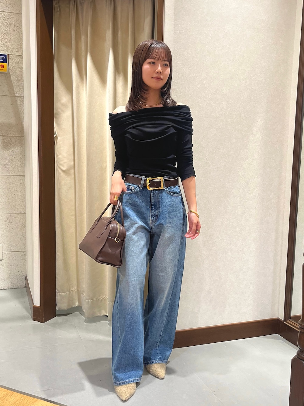 ブラック系のTシャツ/カットソー、ブルー系のデニムパンツ、ベージュ系のその他シューズを着用したレディースの夏コーディネートの4枚目の写真