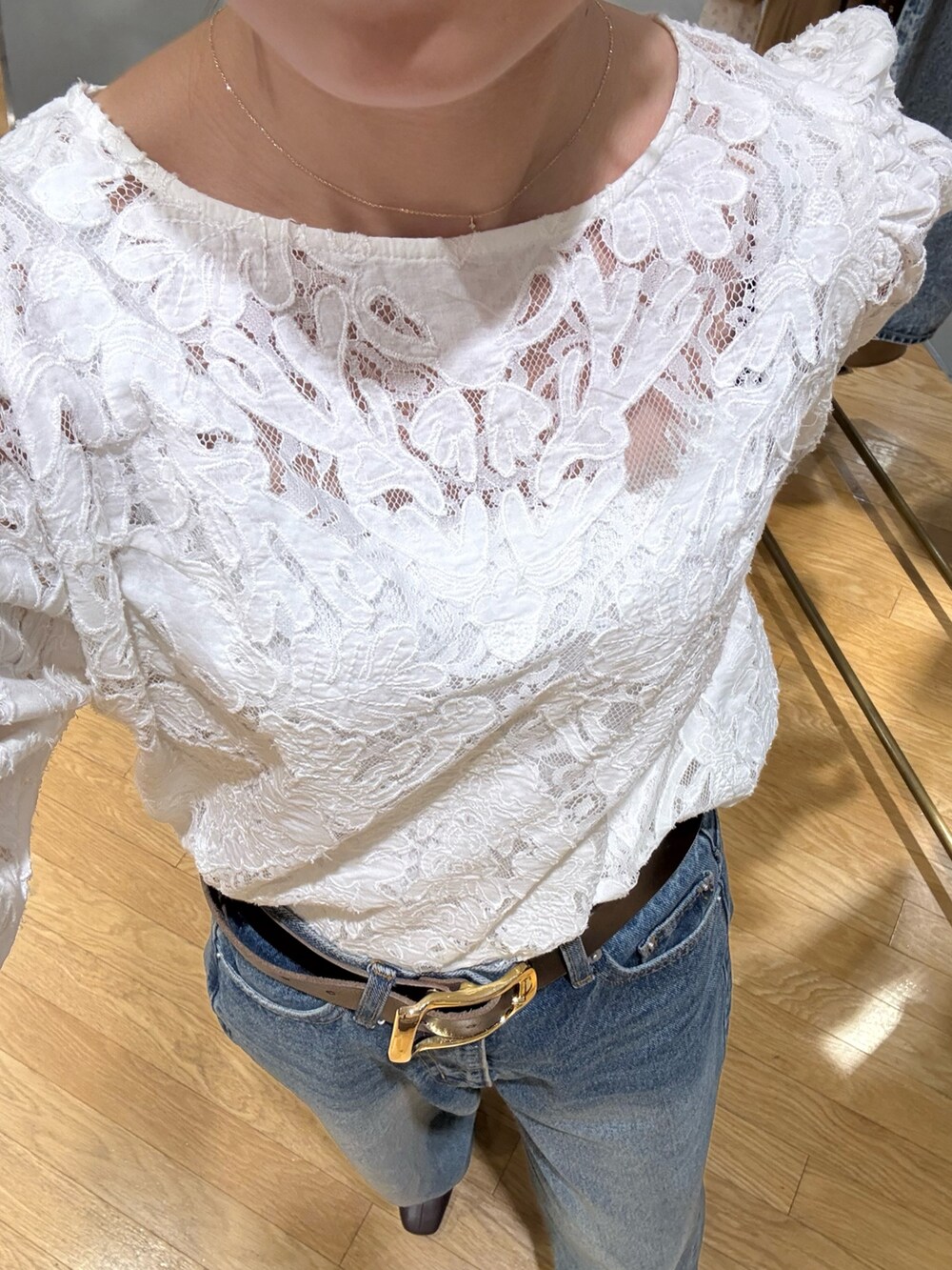 ホワイト系のシャツ/ブラウス、ブルー系のデニムパンツ、ブラウン系のブーツを着用したレディースの冬コーディネートの3枚目の写真
