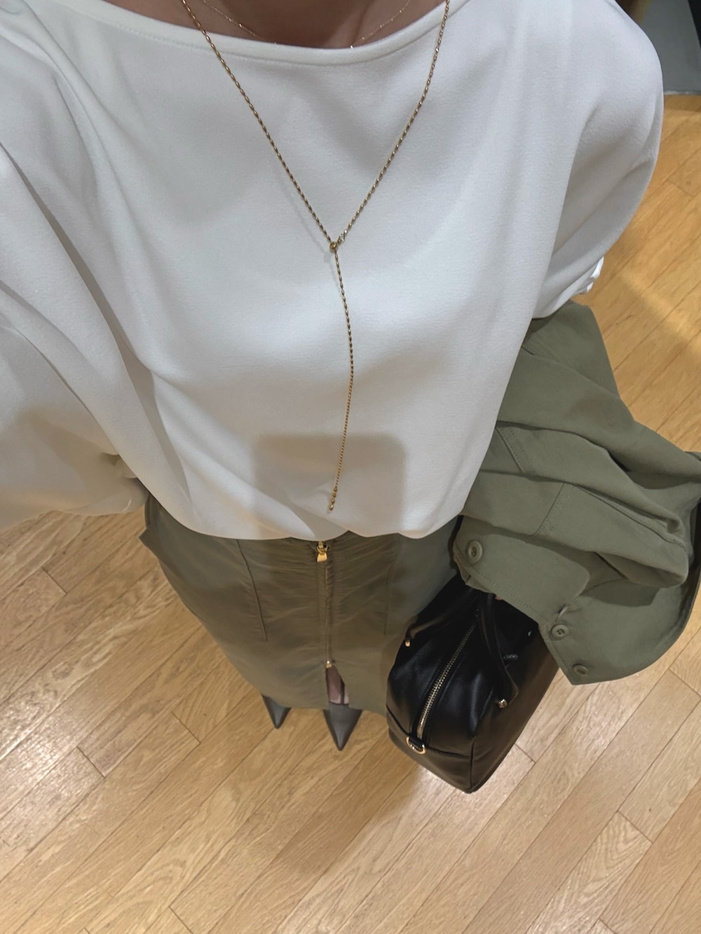 ホワイト系のTシャツ/カットソー、グリーン系のシャツ/ブラウス、グレー系のその他シューズを着用したレディースの春コーディネートの4枚目の写真