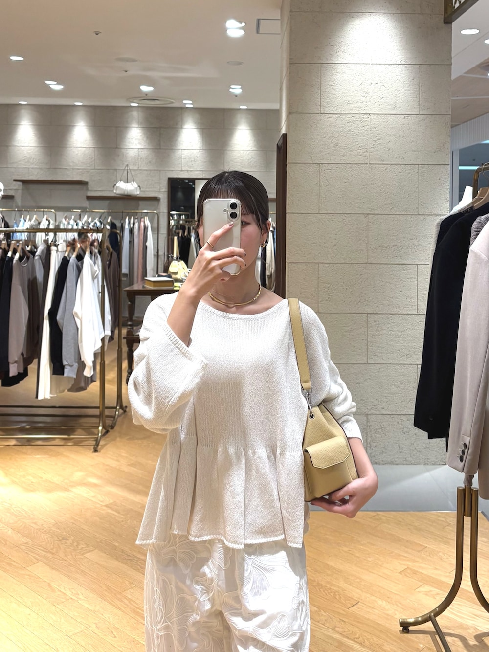 ホワイト系のニット/セーター、ホワイト系のその他パンツ、グレー系のその他シューズを着用したレディースの春コーディネートの2枚目の写真