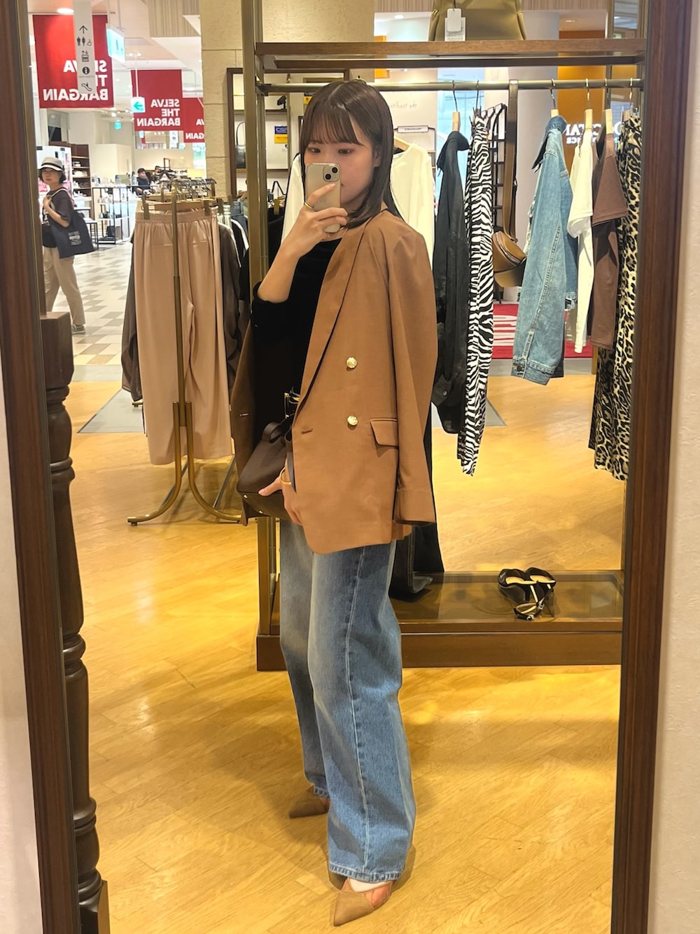 ブラック系のTシャツ/カットソー、ブラウン系のテーラードジャケット、ブルー系のデニムパンツを着用したレディースの夏コーディネートの2枚目の写真