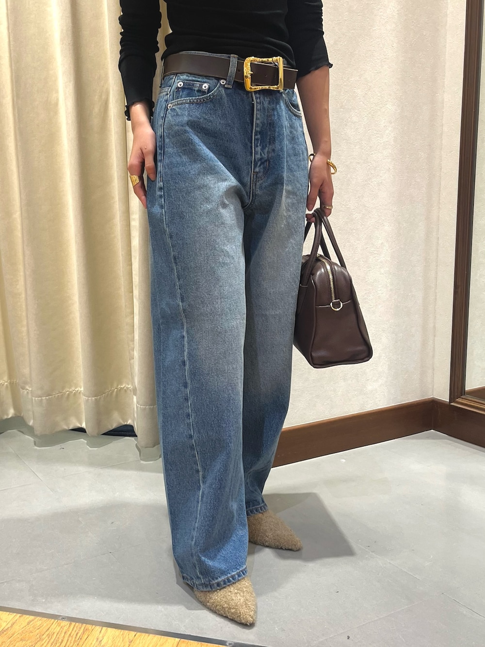 ブラック系のTシャツ/カットソー、ブルー系のデニムパンツ、ベージュ系のその他シューズを着用したレディースの夏コーディネートの5枚目の写真