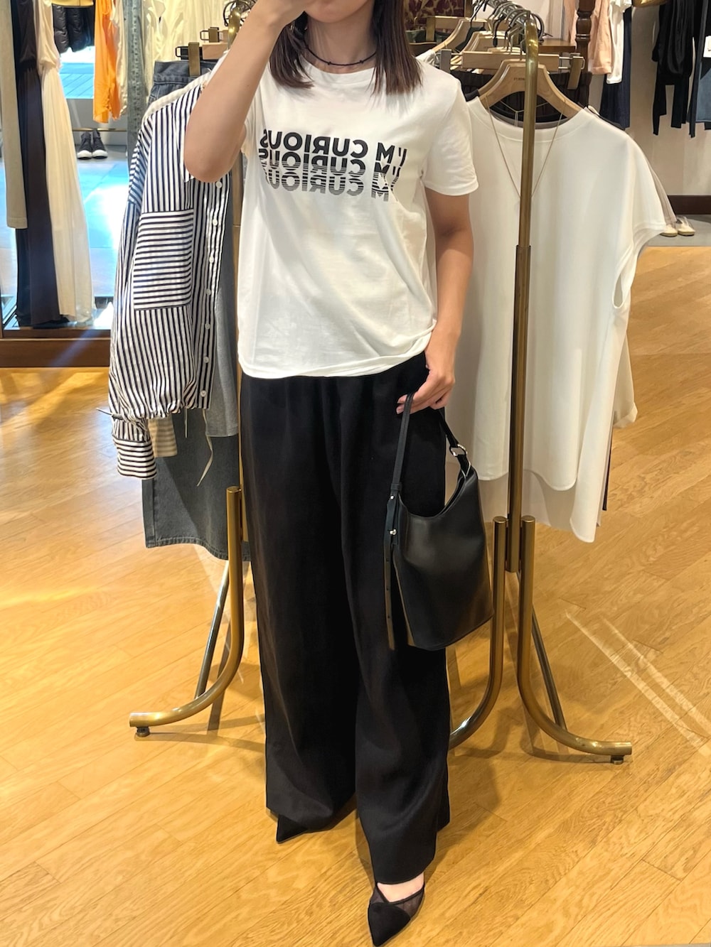 「白Tシャツ、夏コーデ、大人カジュアルコーデ、カジュアルスタイル、オトナ女子、パンツコーデ、Tシャツ、20代、30代コーデ」|「RIVE DROITEの【接触冷感】CURIOUS Tee(Tシャツ/カットソー、ホワイト系)」を使った、mhoo000さん(骨格ウェーブ・レディース・156cm)の夏コーディネートの2枚目の写真