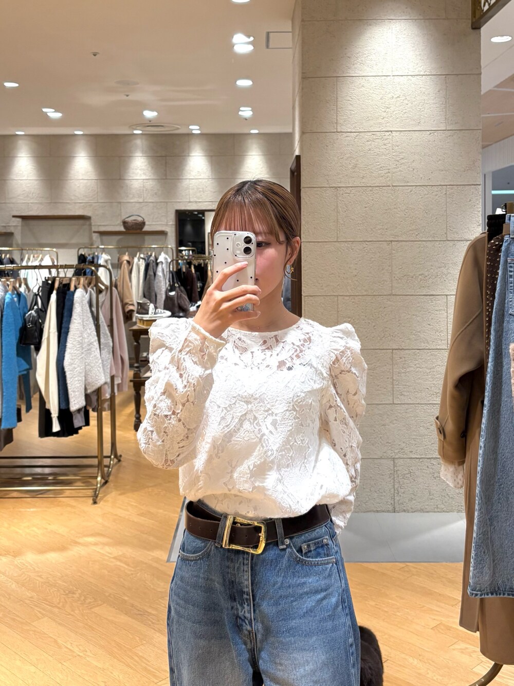 ホワイト系のシャツ/ブラウス、ブルー系のデニムパンツ、ブラウン系のブーツを着用したレディースの冬コーディネートの2枚目の写真