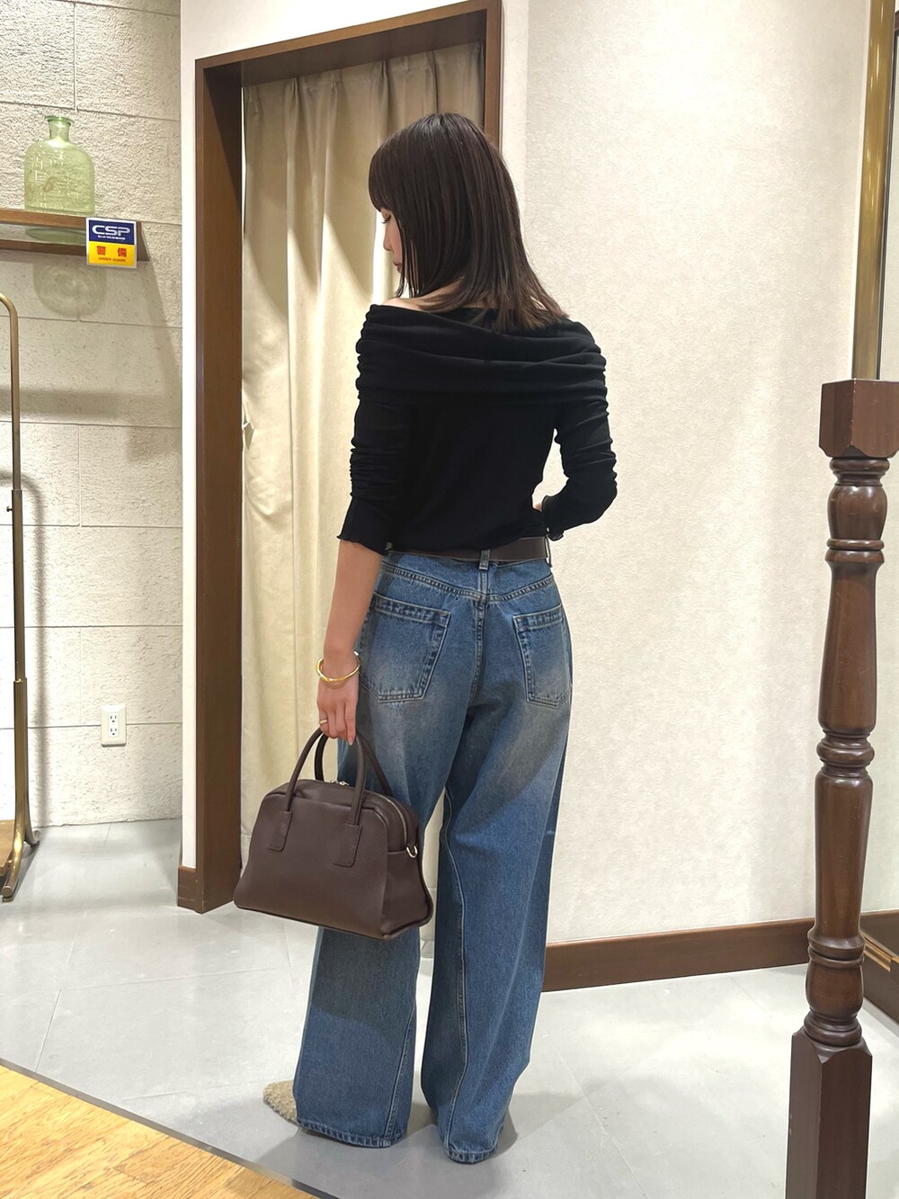 ブラック系のTシャツ/カットソー、ブルー系のデニムパンツ、ベージュ系のその他シューズを着用したレディースの夏コーディネートの3枚目の写真