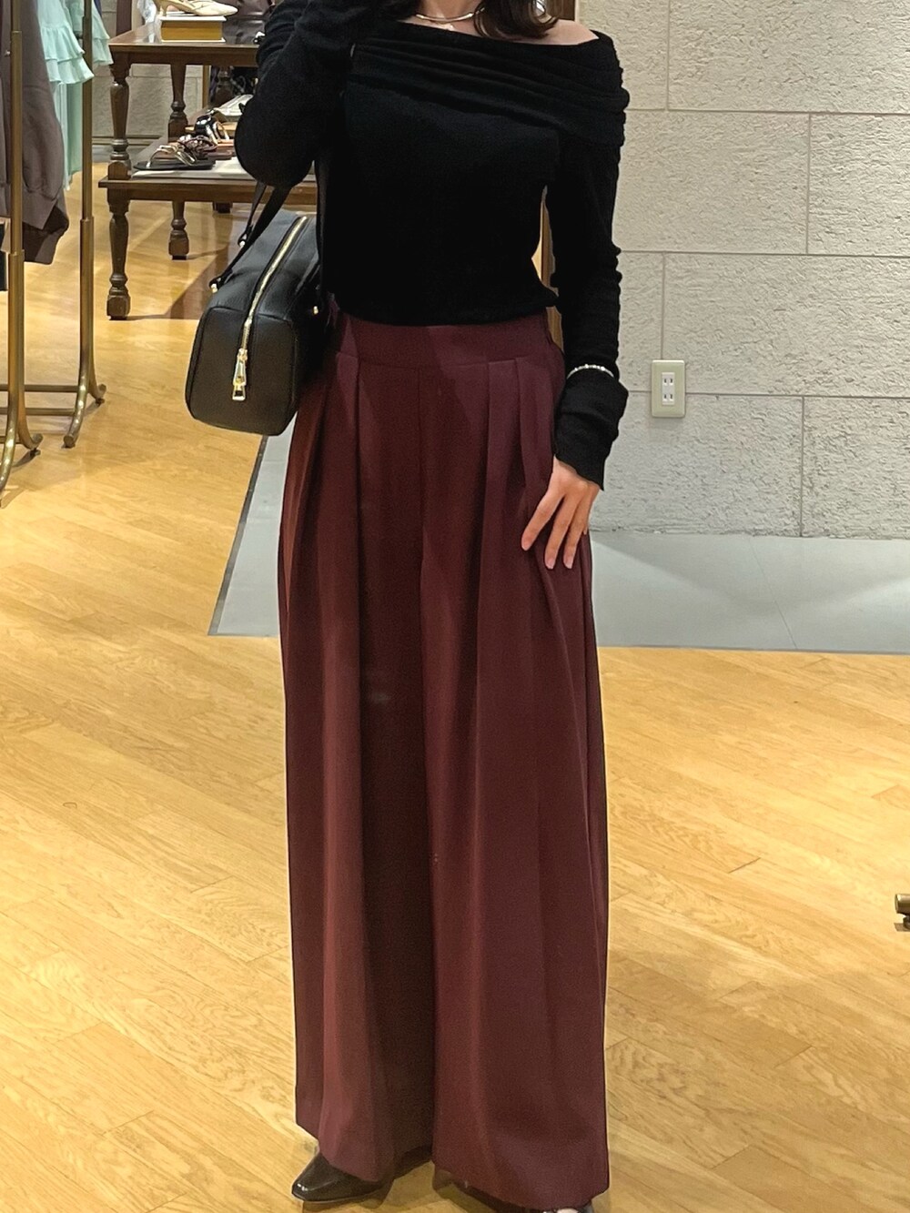 ブラック系のTシャツ/カットソー、レッド系のスラックス、ブラック系のその他シューズを着用したレディースの夏コーディネートの2枚目の写真