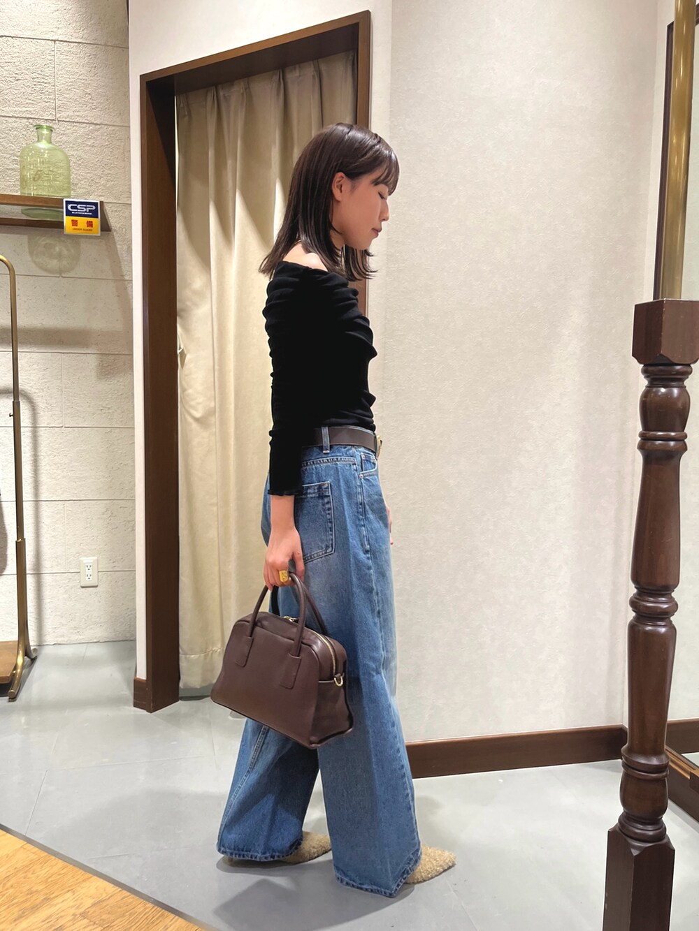 ブラック系のTシャツ/カットソー、ブルー系のデニムパンツ、ベージュ系のその他シューズを着用したレディースの夏コーディネートの2枚目の写真