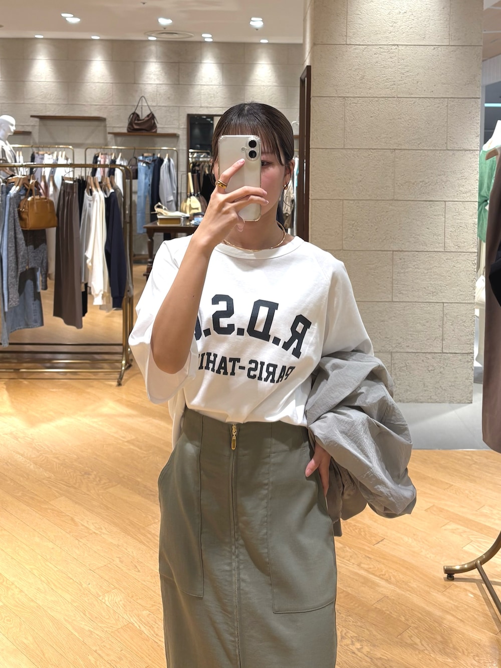 ホワイト系のTシャツ/カットソー、グリーン系のブルゾン、グリーン系のスカートを着用したレディースの春コーディネートの2枚目の写真