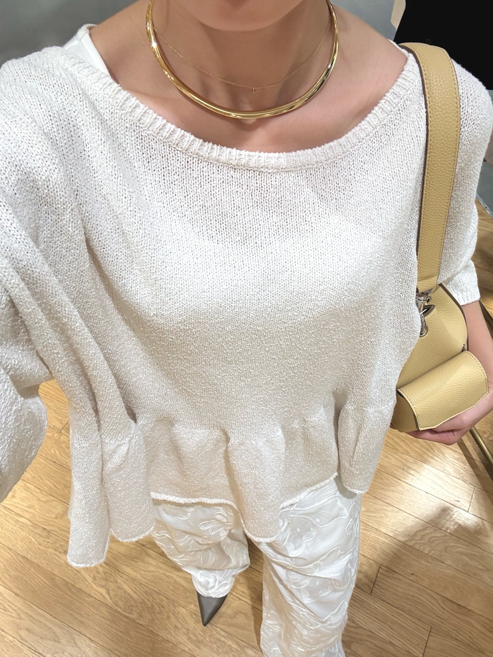 ホワイト系のニット/セーター、ホワイト系のその他パンツ、グレー系のその他シューズを着用したレディースの春コーディネートの3枚目の写真