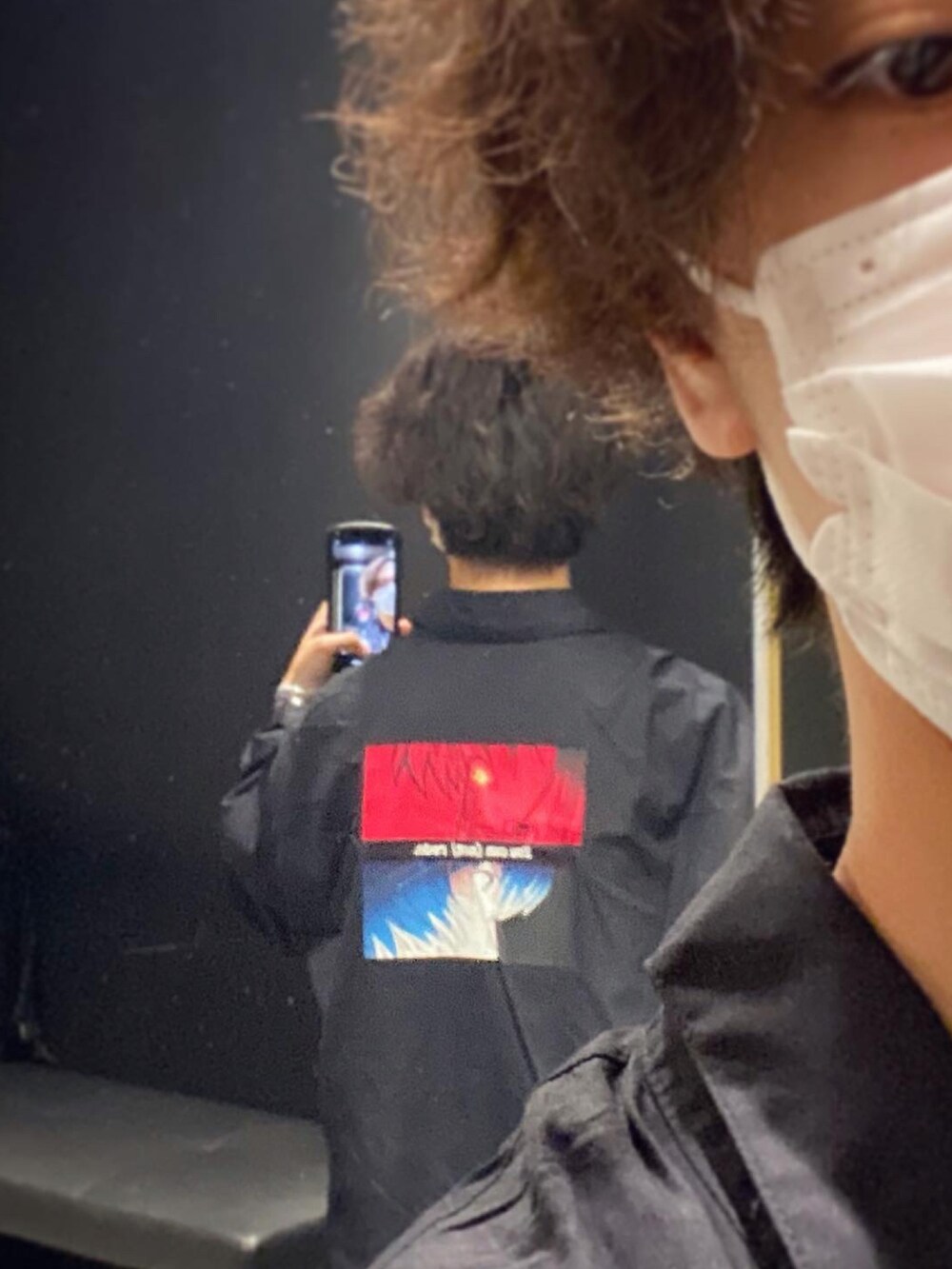 ブラック系のスラックス、ブルー系のスウェット、ブラック系のシャツ/ブラウスを着用したメンズの秋コーディネートの2枚目の写真