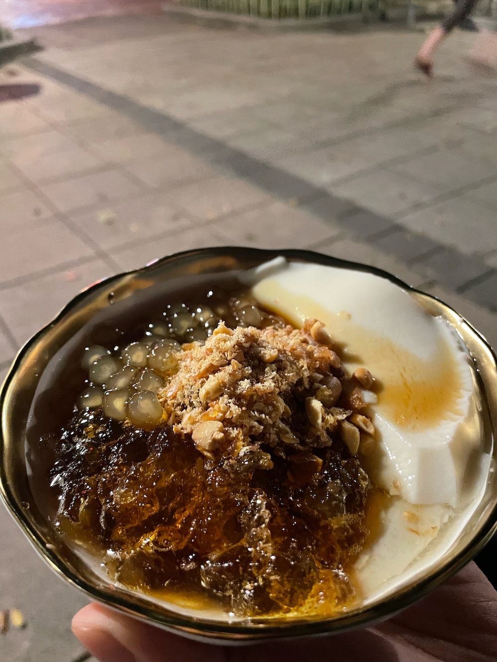 ホワイト系のTシャツ/カットソー、ブルー系のデニムジャケット、グリーン系のタンクトップを着用したメンズの春コーディネートの2枚目の写真