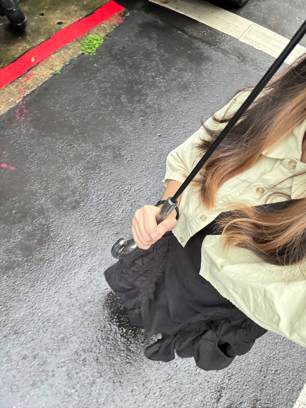 ベージュ系のシャツ/ブラウスを着用したレディースの秋コーディネートの2枚目の写真