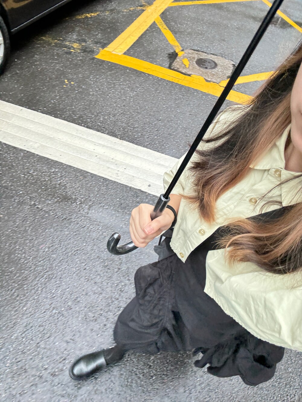 ベージュ系のシャツ/ブラウスを着用したレディースの秋コーディネートの3枚目の写真