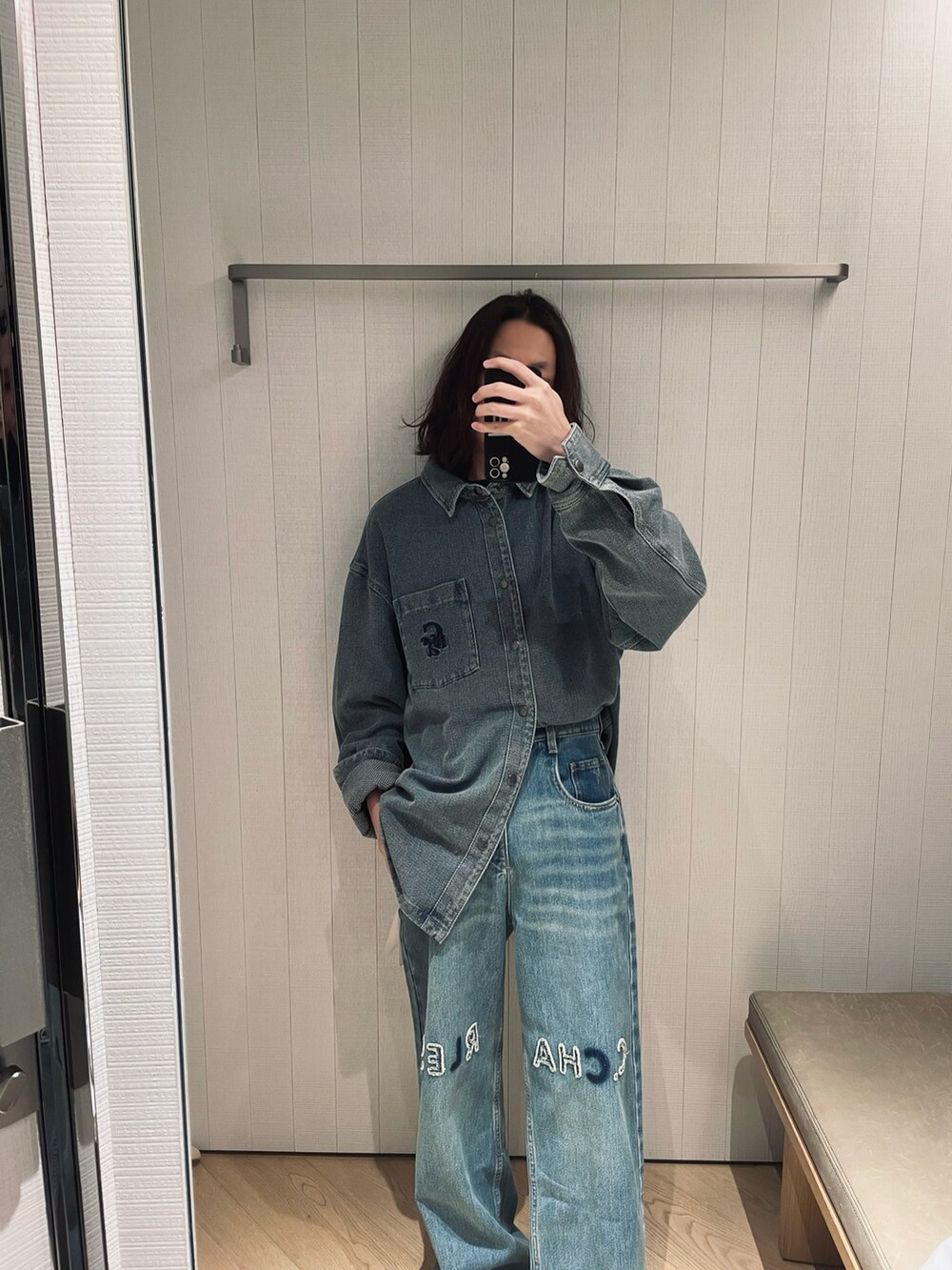 シルバー系のマウンテンパーカー、ブルー系のデニムパンツ、シルバー系の帽子を着用したメンズの秋コーディネートの2枚目の写真