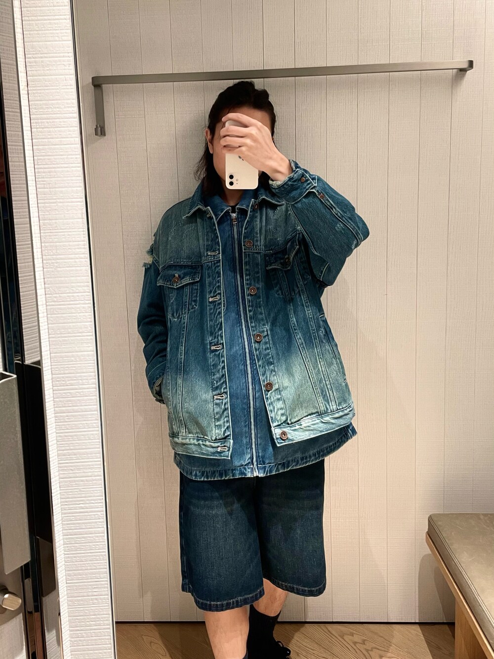ブルー系のデニムジャケット、ブルー系のデニムジャケット、ブルー系のデニムパンツを着用したメンズの秋コーディネートの2枚目の写真