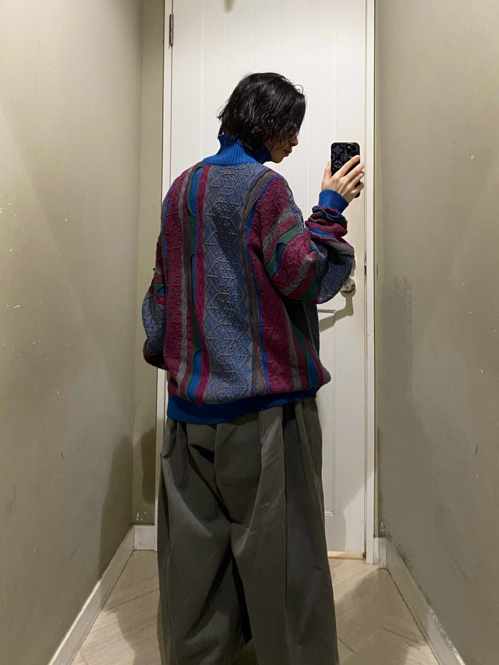その他のニット/セーター、グレー系のチノパンツ、ブラック系のスニーカーを着用したメンズの冬コーディネートの2枚目の写真