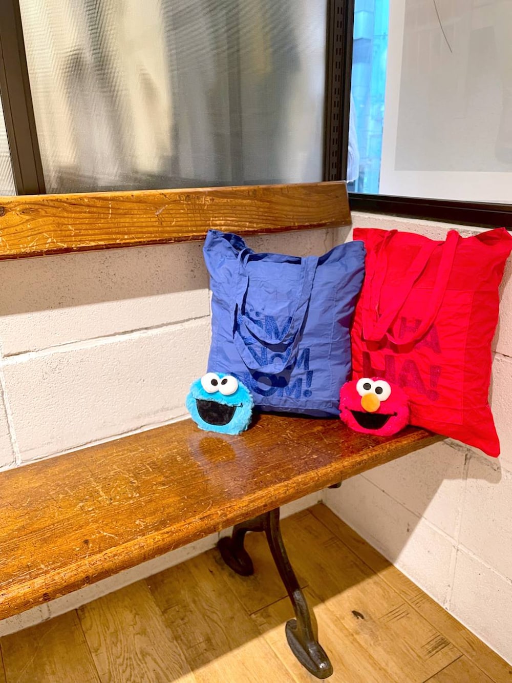 ブルー系のトートバッグ、レッド系のトートバッグ、レッド系のスマホグッズを着用したレディースの秋コーディネートの4枚目の写真