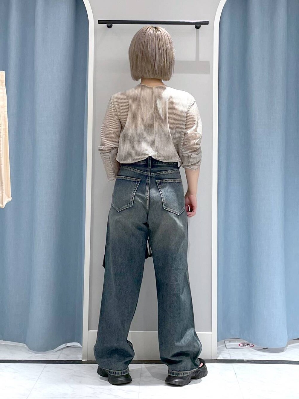 ブラック系のサンダル、ブルー系のデニムパンツ、ホワイト系のTシャツ/カットソーを着用したレディースの夏コーディネートの4枚目の写真