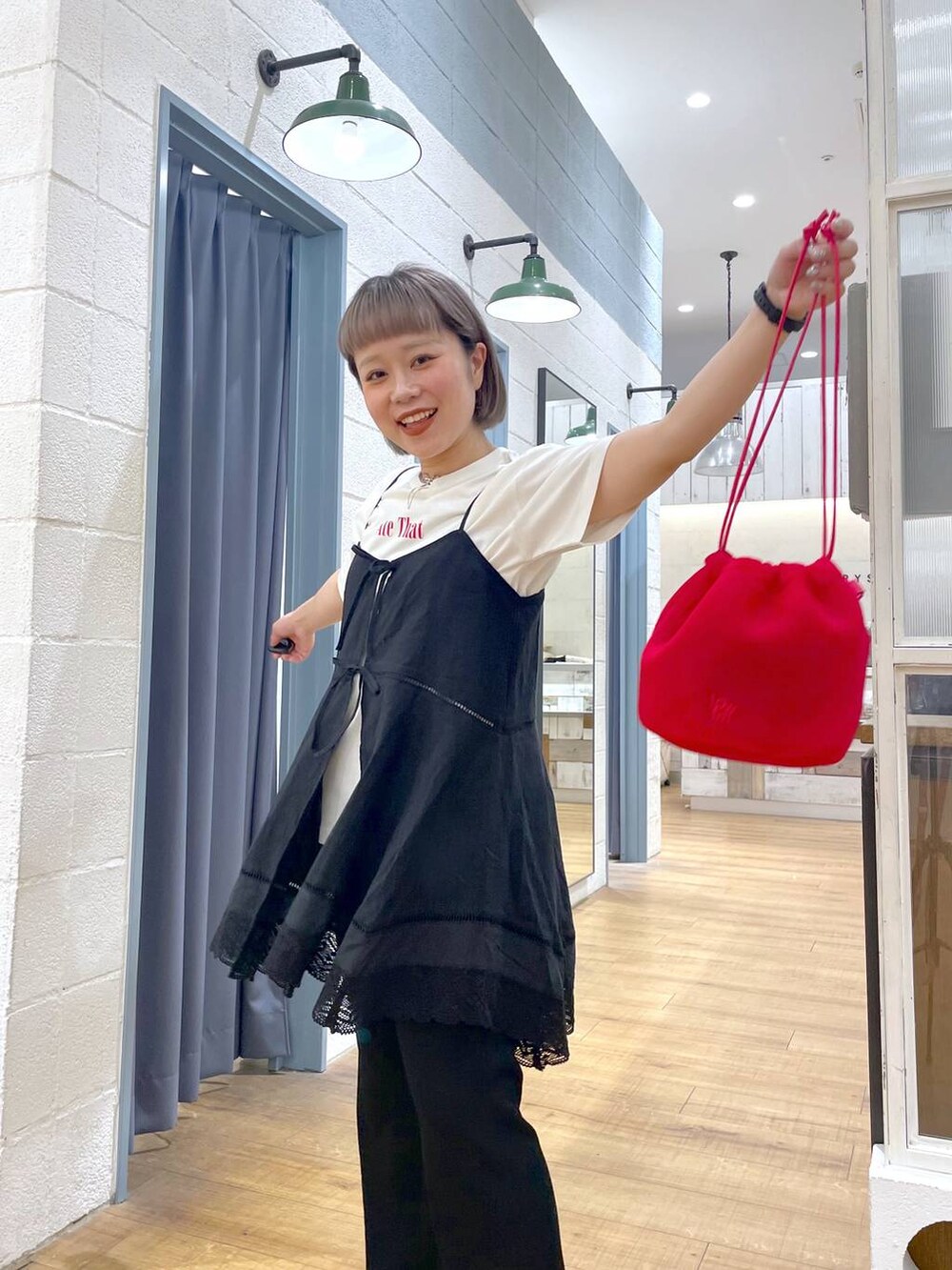 ホワイト系のTシャツ/カットソー、ブラック系のワンピース、シルバー系のネックレスを着用したレディースの春コーディネートの3枚目の写真