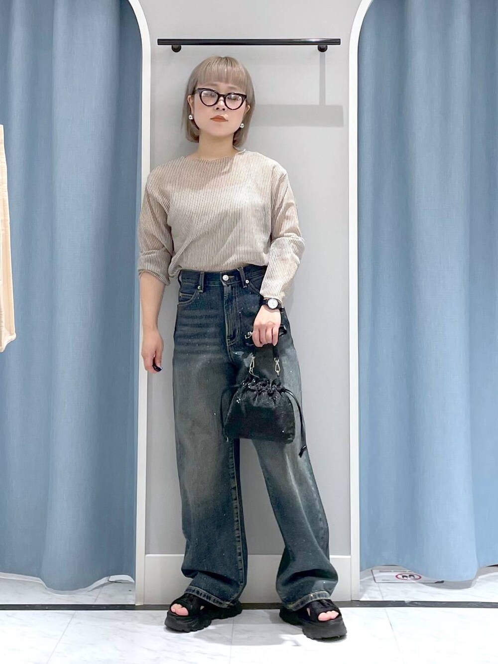 ブラック系のサンダル、ブルー系のデニムパンツ、ホワイト系のTシャツ/カットソーを着用したレディースの夏コーディネートの2枚目の写真
