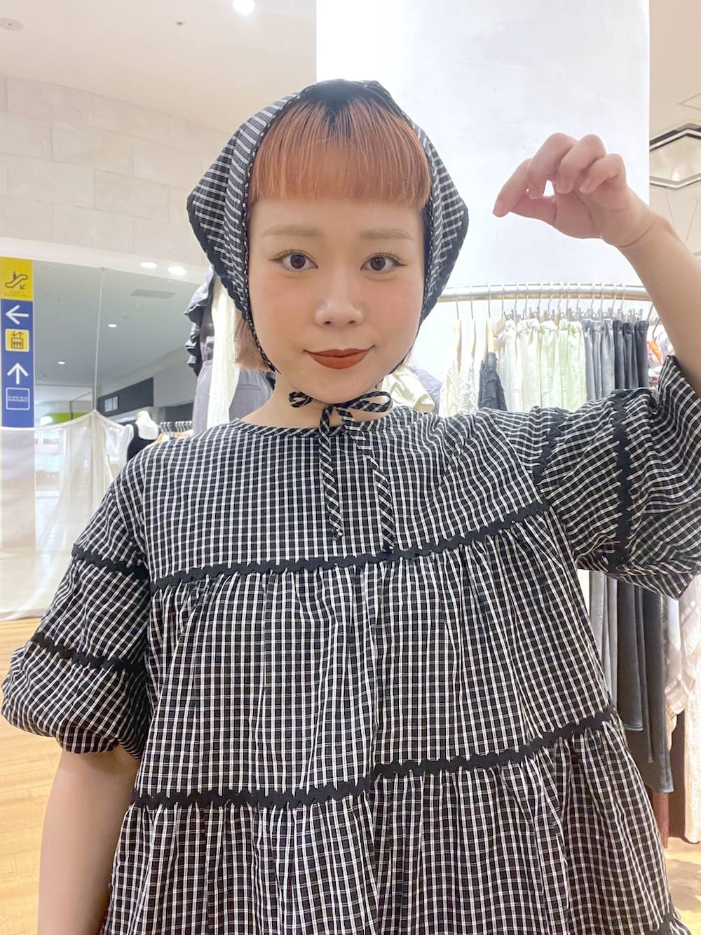 グレー系のスウェットパンツ、ホワイト系のワンピースを着用したレディースの春コーディネートの4枚目の写真