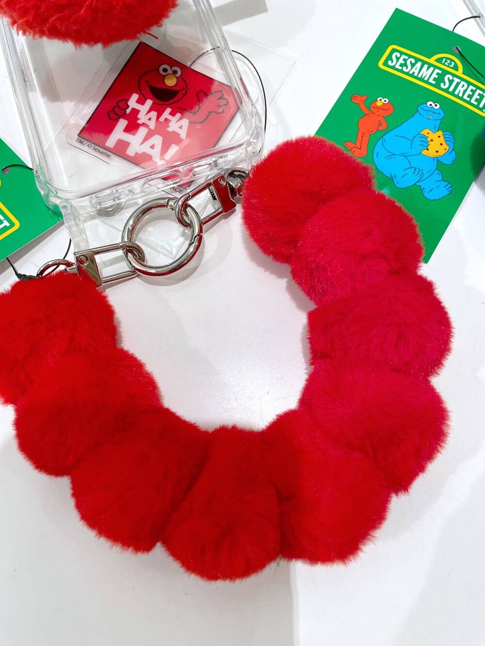 ブルー系のトートバッグ、レッド系のトートバッグ、レッド系のスマホグッズを着用したレディースの秋コーディネートの2枚目の写真