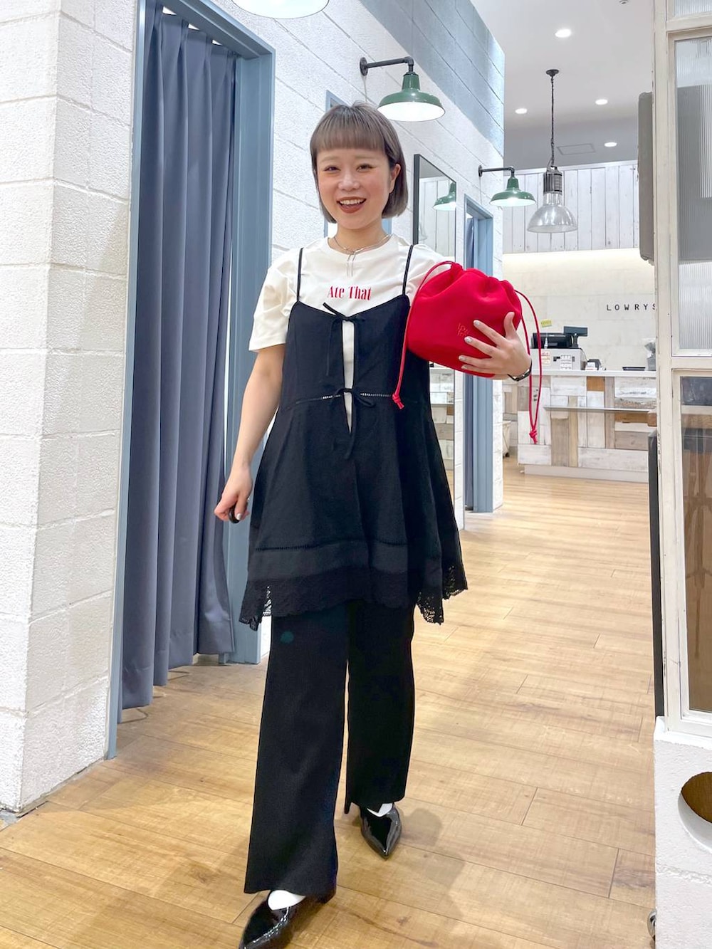 ホワイト系のTシャツ/カットソー、ブラック系のワンピース、シルバー系のネックレスを着用したレディースの春コーディネートの5枚目の写真