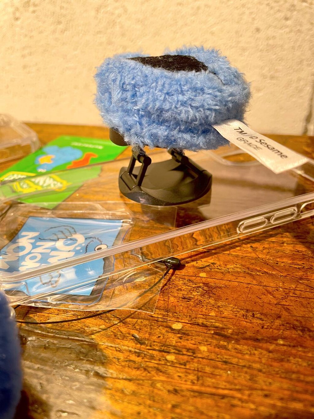 ブルー系のトートバッグ、レッド系のトートバッグ、レッド系のスマホグッズを着用したレディースの秋コーディネートの3枚目の写真