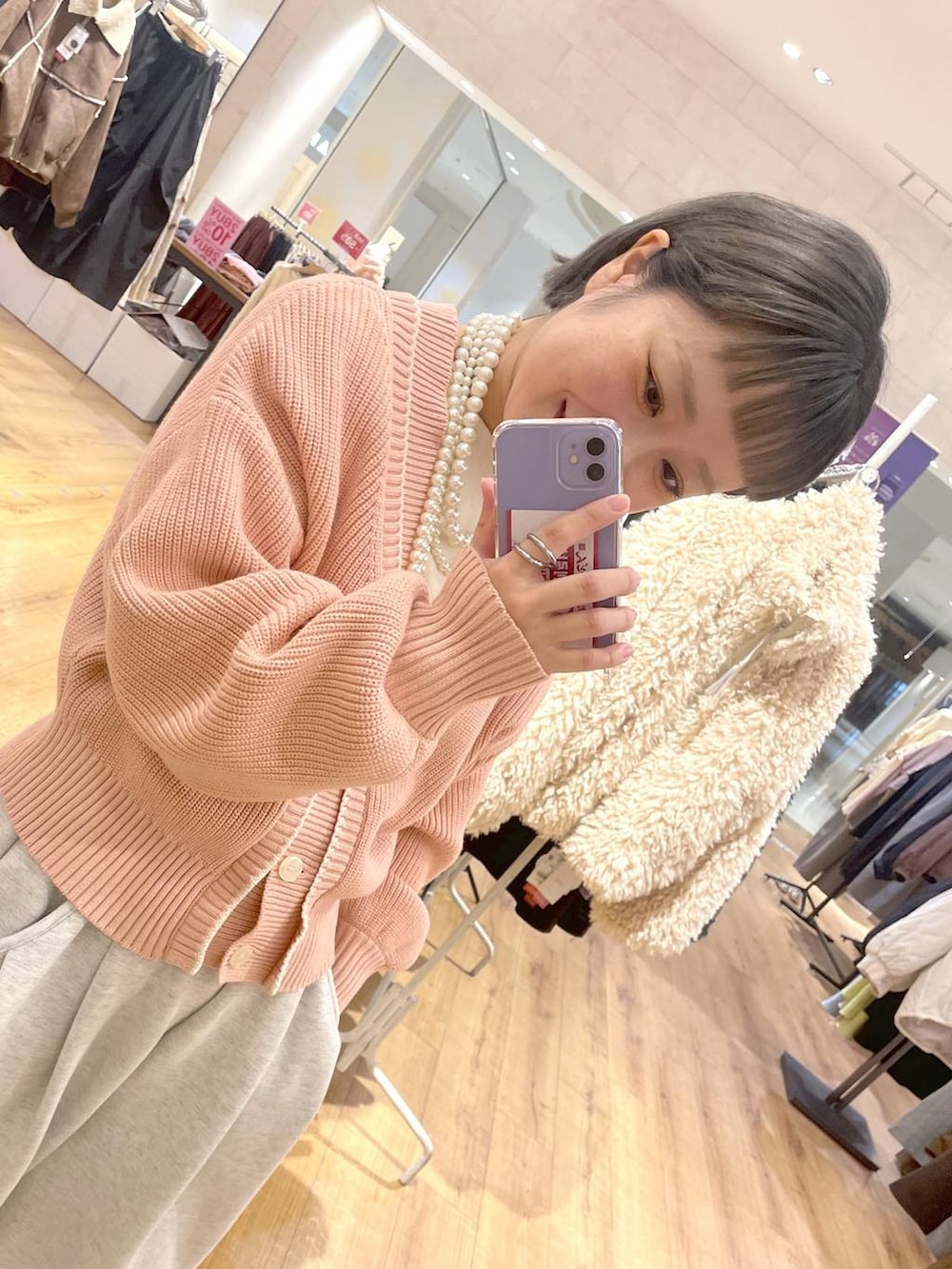 グレー系のスウェットパンツ、ピンク系のカーディガン/ボレロ、ブラック系のサンダルを着用したレディースの冬コーディネートの5枚目の写真