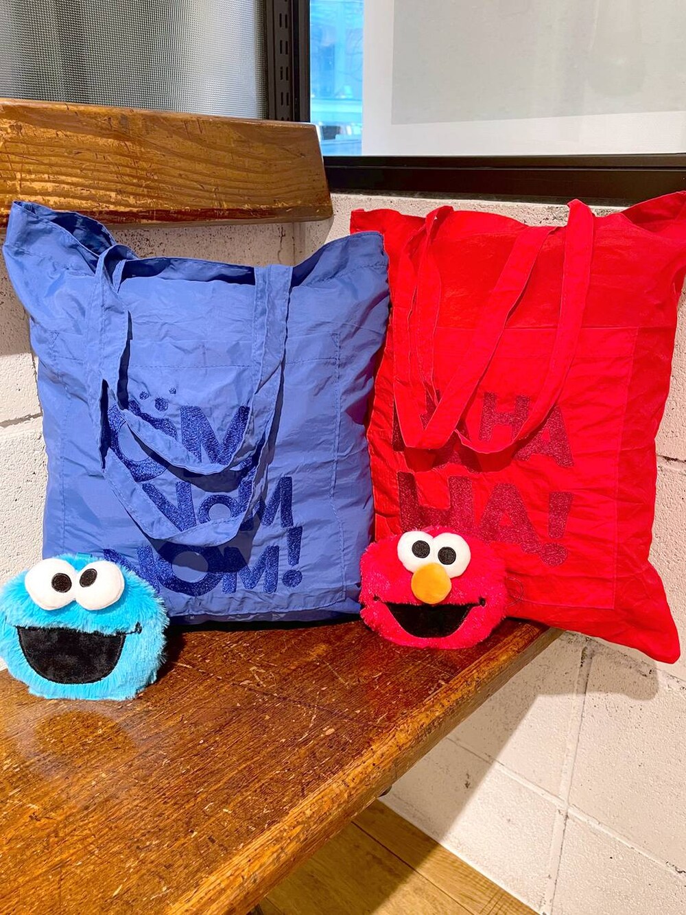 ブルー系のトートバッグ、レッド系のトートバッグ、レッド系のスマホグッズを着用したレディースの秋コーディネートの5枚目の写真