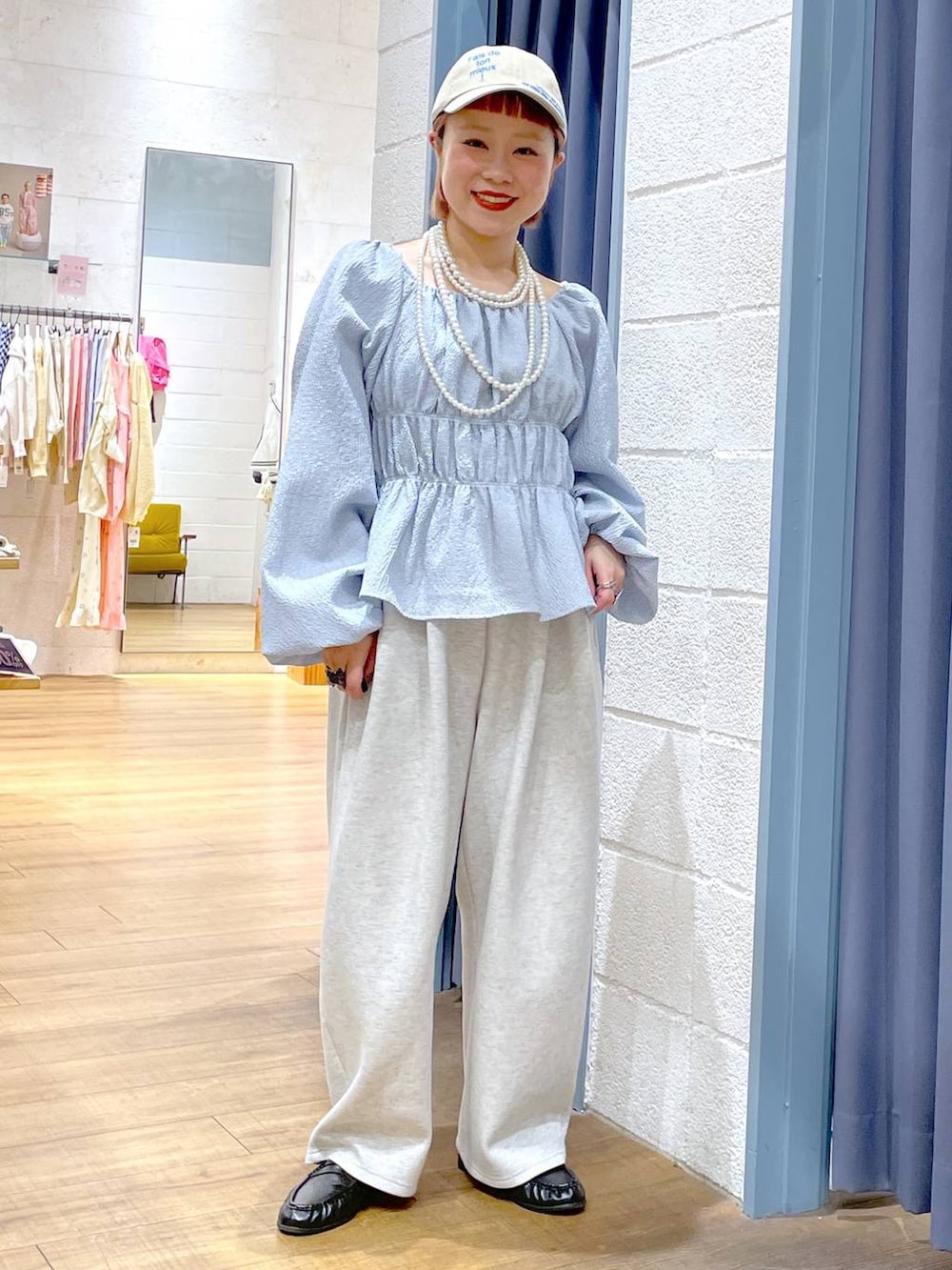 グレー系のスウェットパンツ、ブラック系のローファー、ブルー系のTシャツ/カットソーを着用したレディースの春コーディネートの2枚目の写真