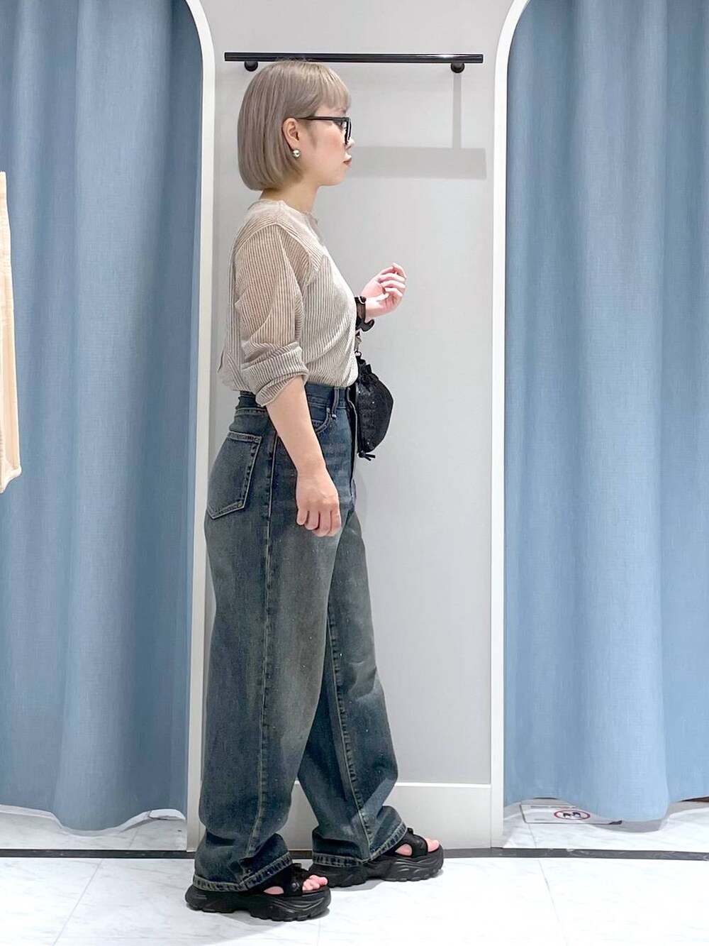 ブラック系のサンダル、ブルー系のデニムパンツ、ホワイト系のTシャツ/カットソーを着用したレディースの夏コーディネートの3枚目の写真