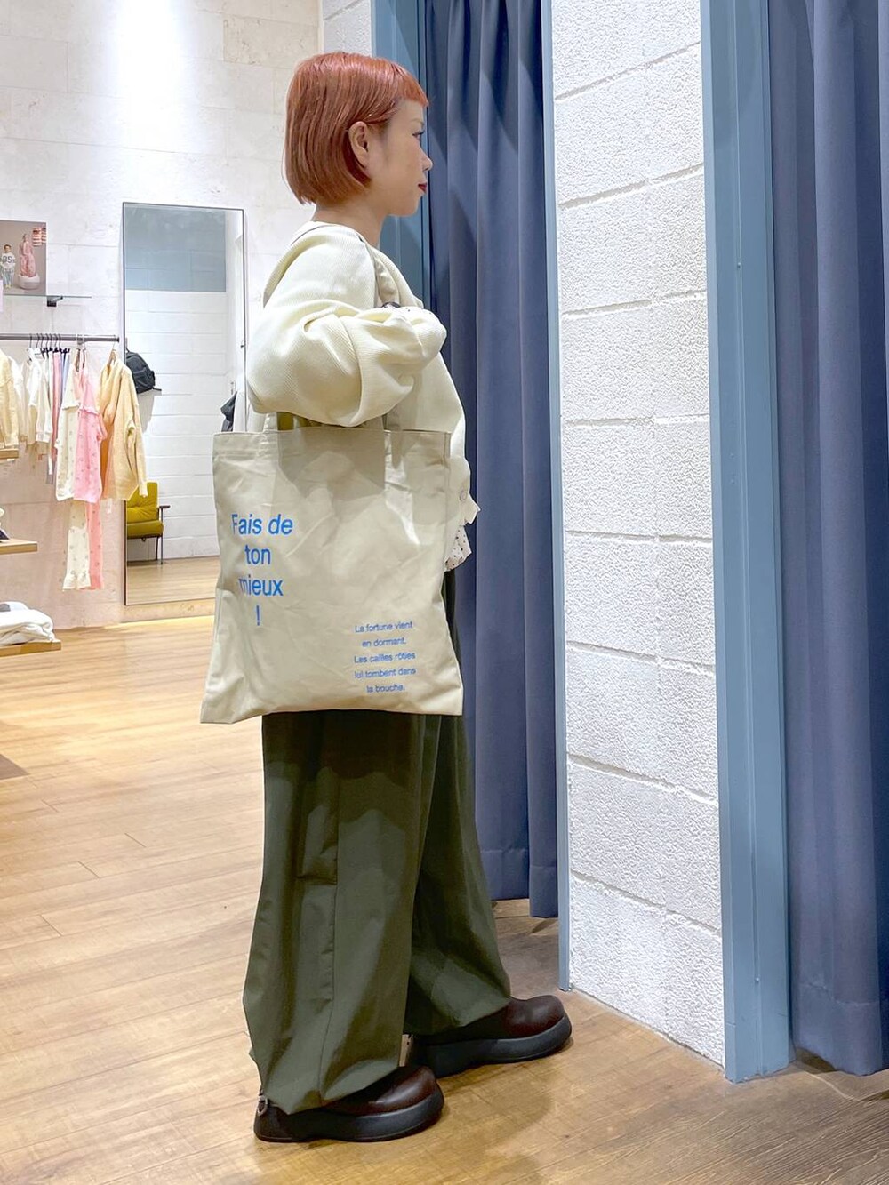 ベージュ系のトートバッグ、ブラウン系のサンダル、グリーン系のその他パンツを着用したレディースの冬コーディネートの5枚目の写真