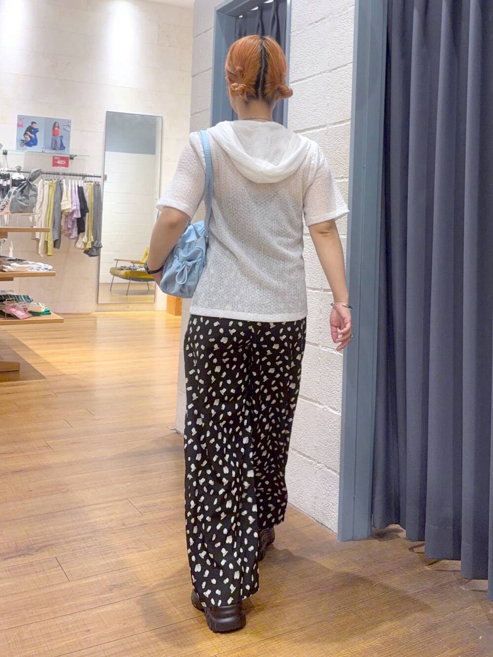 ホワイト系のシャツ/ブラウス、ブラック系のその他パンツ、ブラック系のサンダルを着用したレディースの夏コーディネートの3枚目の写真