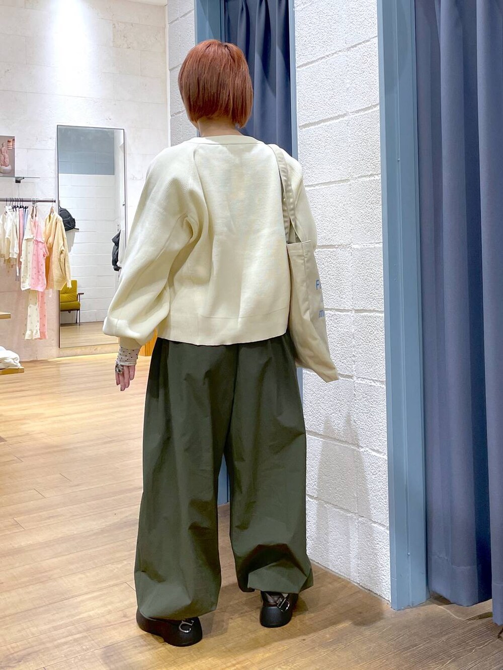 ベージュ系のトートバッグ、ブラウン系のサンダル、グリーン系のその他パンツを着用したレディースの冬コーディネートの6枚目の写真